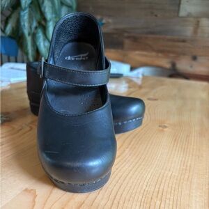 Dansko Classic Black Leather clogs. LIKE NEW!!
